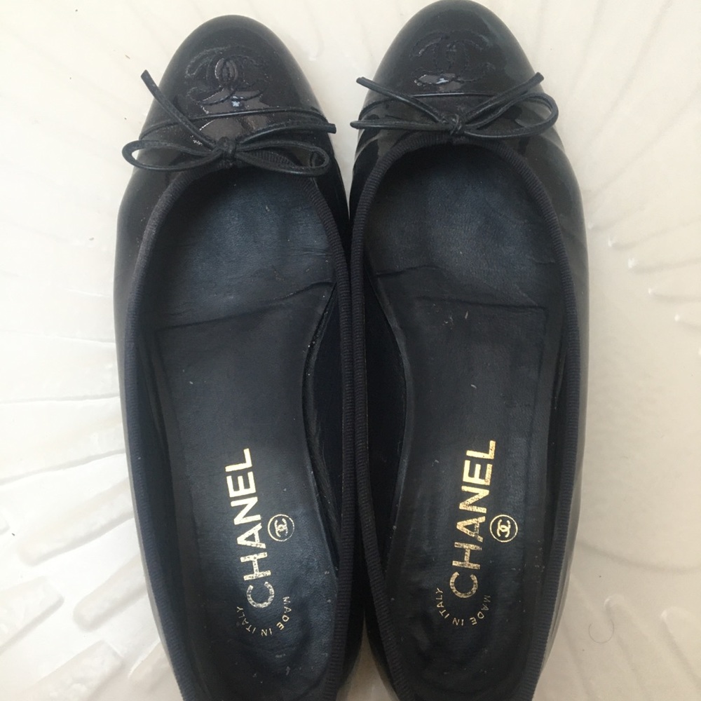 Navy patent calfskin Chanel ballerina flats.